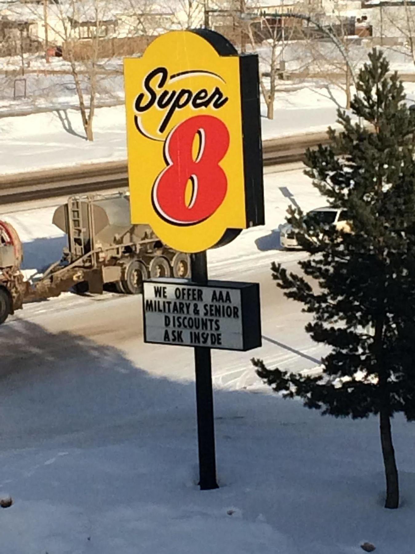 Super 8 By Wyndham Fort Nelson Bc Exteriör bild
